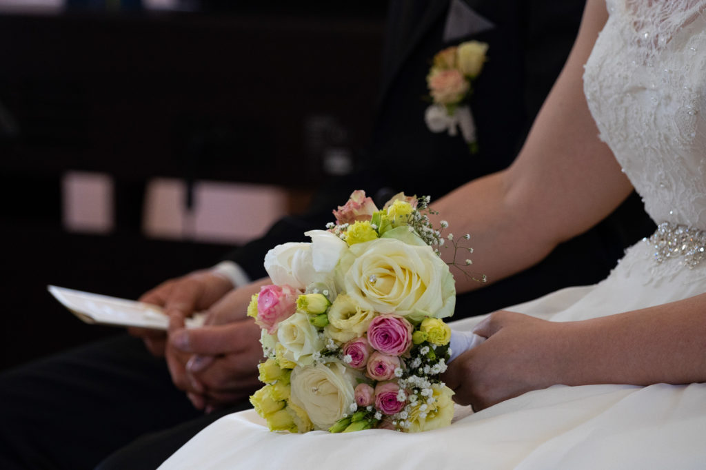 hochzeitsreportage-trauung-brautstrauß-hochzeitsfotografie-tobiasundkerstin-fotografie