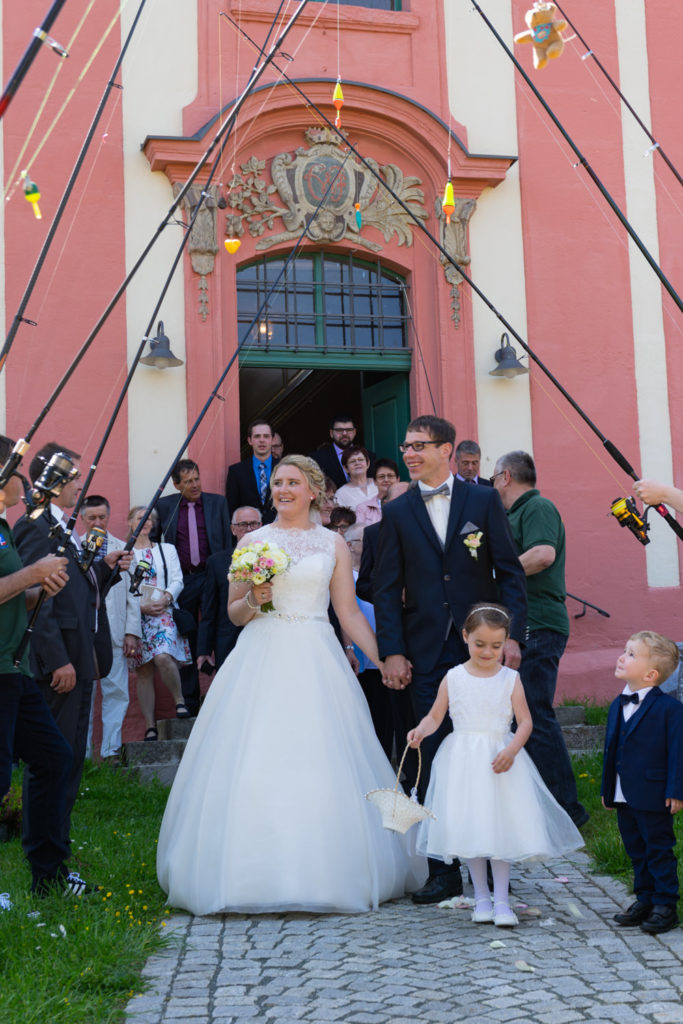 hochzeitsreportage-auszugkirche-brautpaar-hochzeitsfotografie-tobiasundkerstin-fotografie-thalmaessing-hilpoltstein-nuernberg-roth-greding