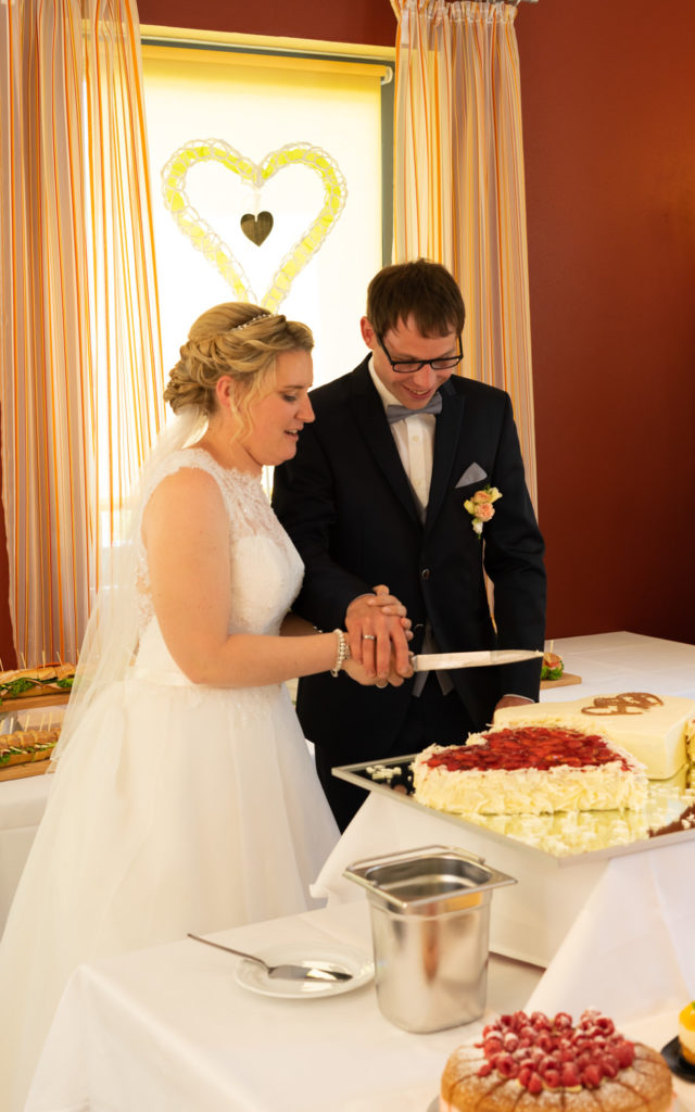 hochzeitsreportage-hochzeitstorte-brautpaar-hochzeitsfotografie-tobiasundkerstin-fotografie
