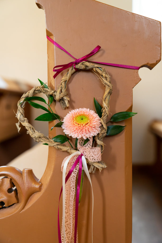 hochzeitsreportage-kirche-deko-kirchenschmuck-hochzeitsfotografie-tobiasundkerstin-fotografie-thalmaessing-hilpoltstein-nuernberg-roth-greding
