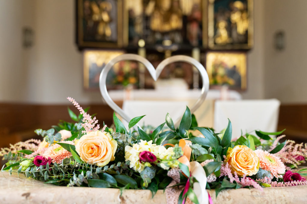 hochzeitsreportage-kirche-blumenschmuck-hochzeitsfotografie-tobiasundkerstin-fotografie-thalmaessing-hilpoltstein-nuernberg-roth-greding