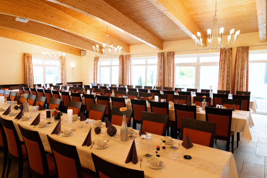 hochzeitsreportage-festsaal-location-hochzeitsfotografie-tobiasundkerstin-fotografie-thalmaessing-hilpoltstein-nuernberg-roth-greding