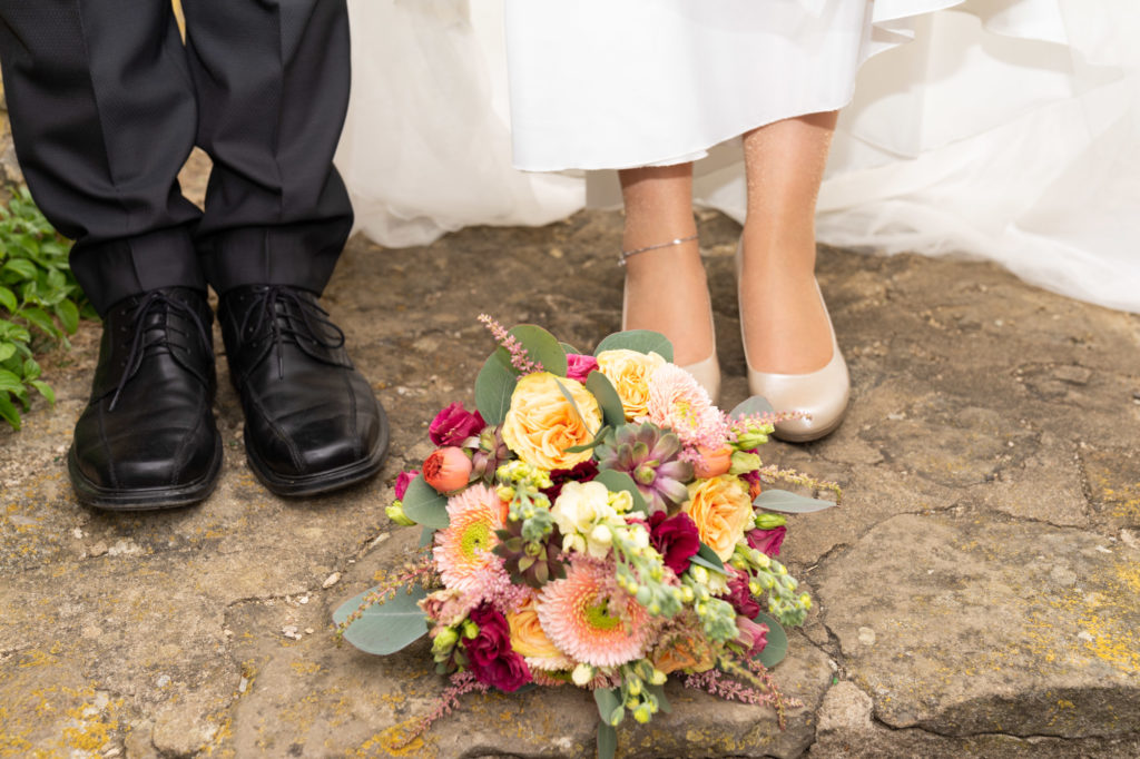 hochzeitsreportage-brautstrauß-blumen-hochzeitsfotografie-tobiasundkerstin-fotografie