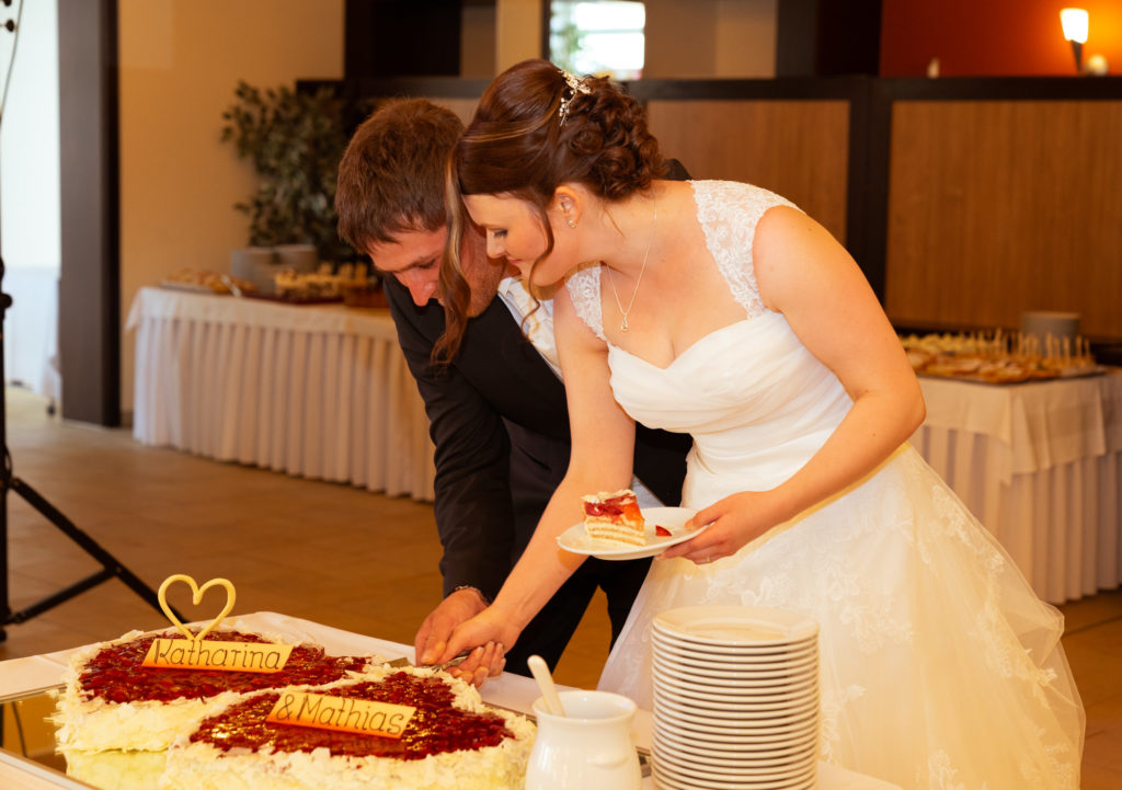 hochzeitsreportage-hochzeitstorte-brautpaar-hochzeitsfotografie-tobiasundkerstin-fotografie