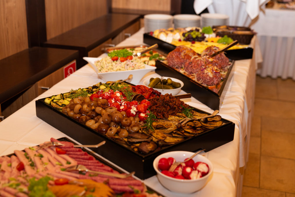 hochzeitsreportage-buffett-abendessen-hochzeitsfotografie-tobiasundkerstin-fotografie
